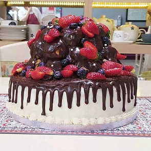 Торт бисквитный с профитролями