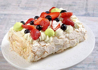 Свежие ягоды и воздушное безе – основа для лучших летних десертов