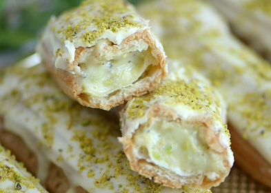 Свежие ягоды и воздушное безе – основа для лучших летних десертов